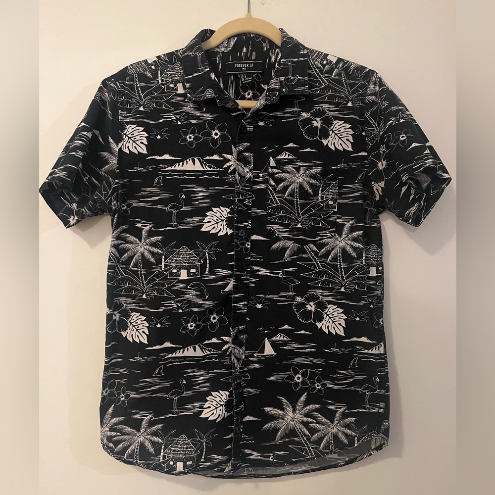 Forever 21 MENS Black & White Short Sleeve Button Down Hawaiian Style Size Small